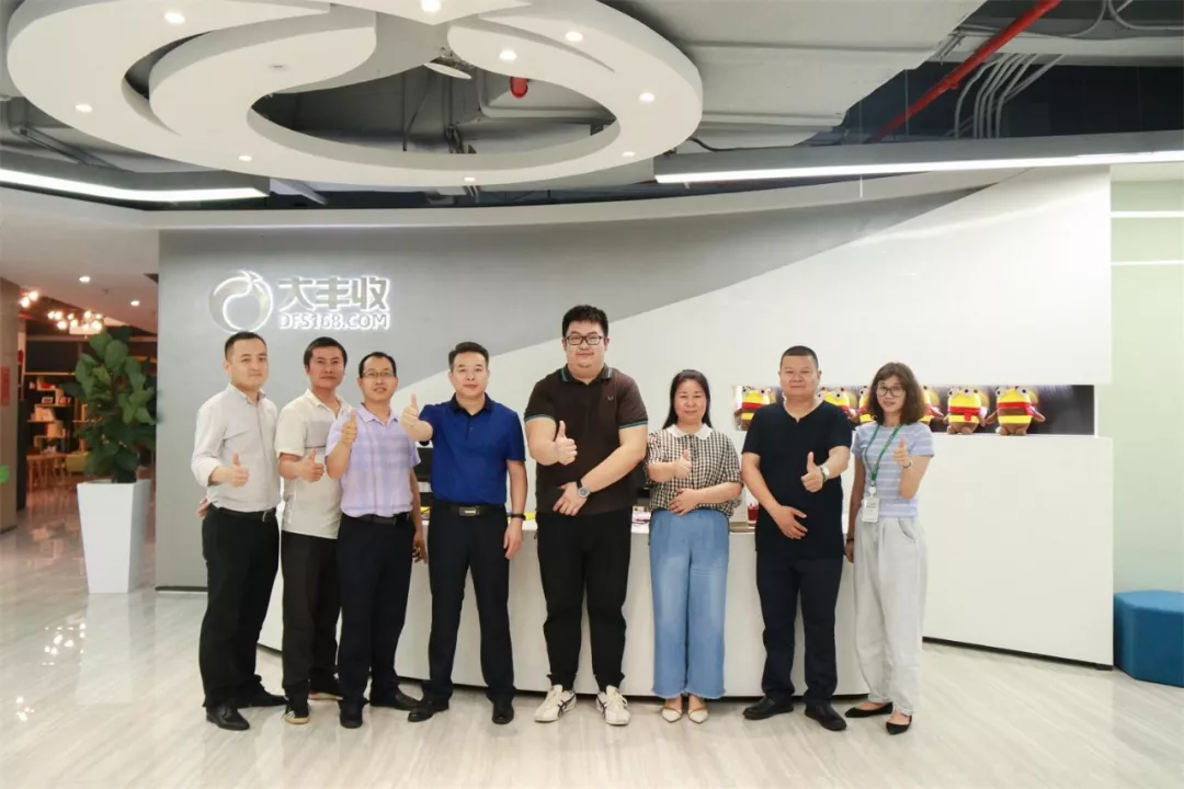 农业科技报社副社长贺辉莅临大丰收，双方深化合作